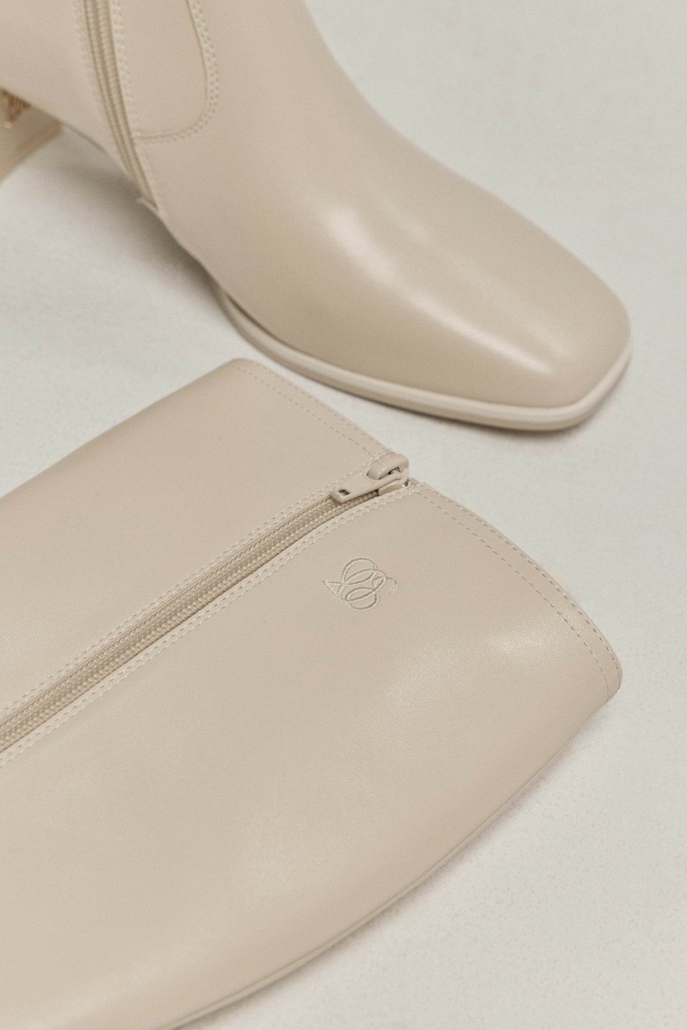 スクエアトゥ ミドルヒール ロングブーツ ベージュ Ivory