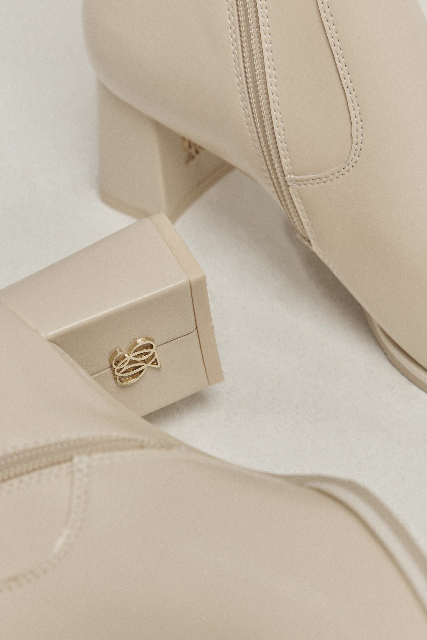 スクエアトゥ ミドルヒール ロングブーツ ベージュ Ivory