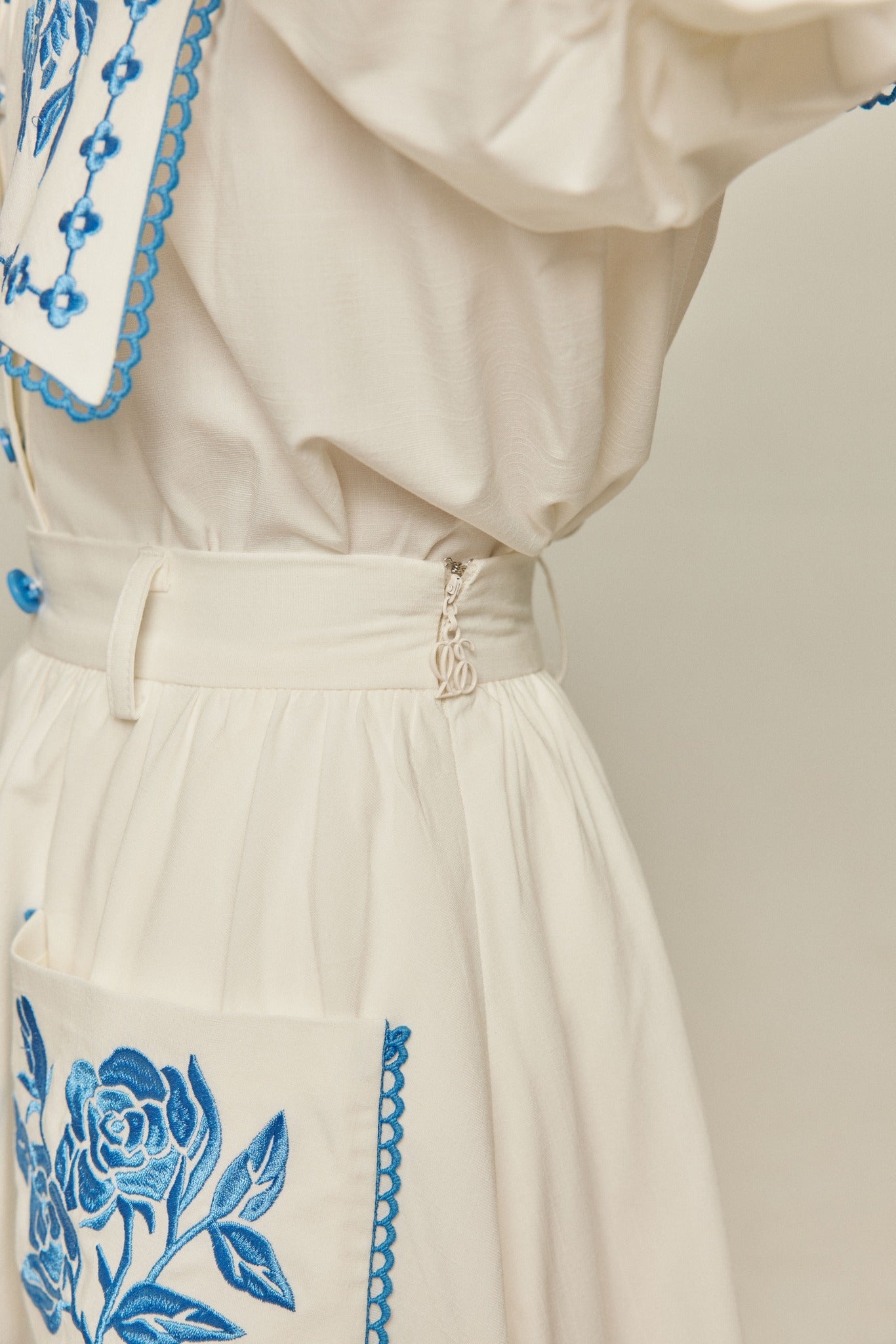 Soka Stroeエンブロイダリーハイウエストスカート-White