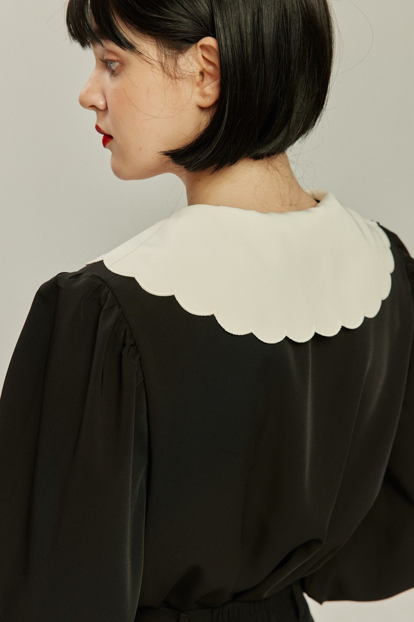 スカラップデザインビッグカラーブラウス-Black