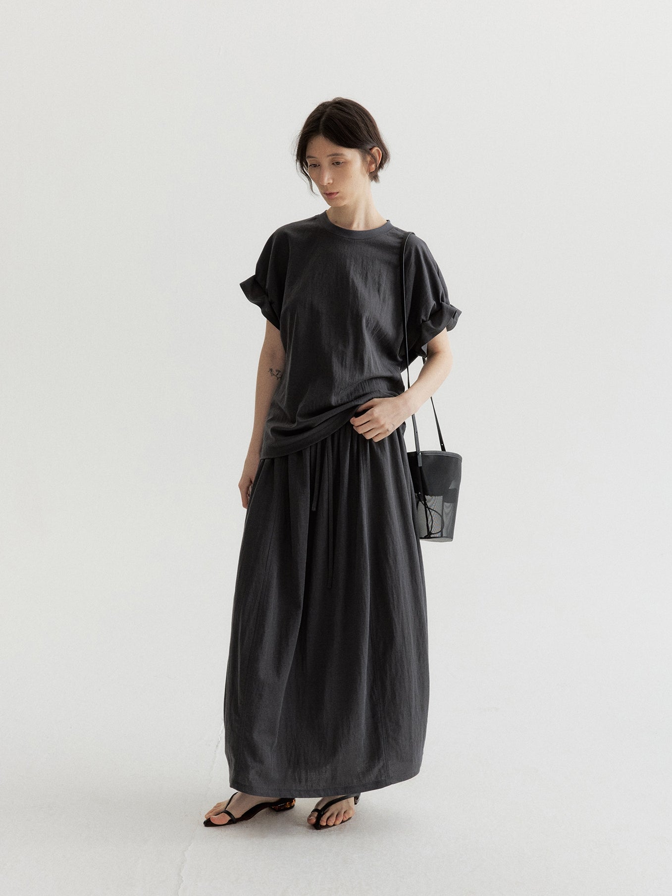リネン混フリルスリーブドロップショルダーTシャツ
