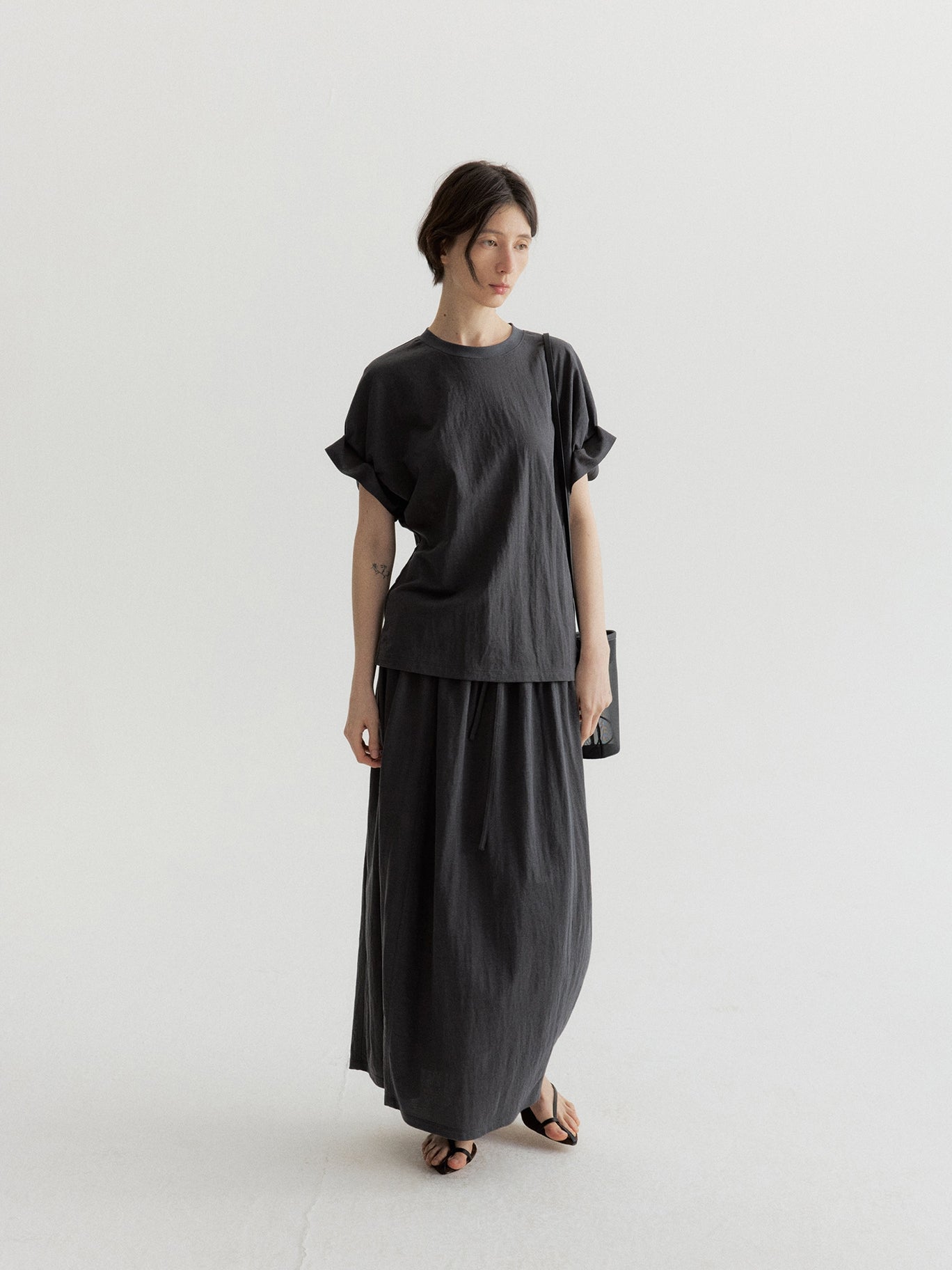リネン混フリルスリーブドロップショルダーTシャツ