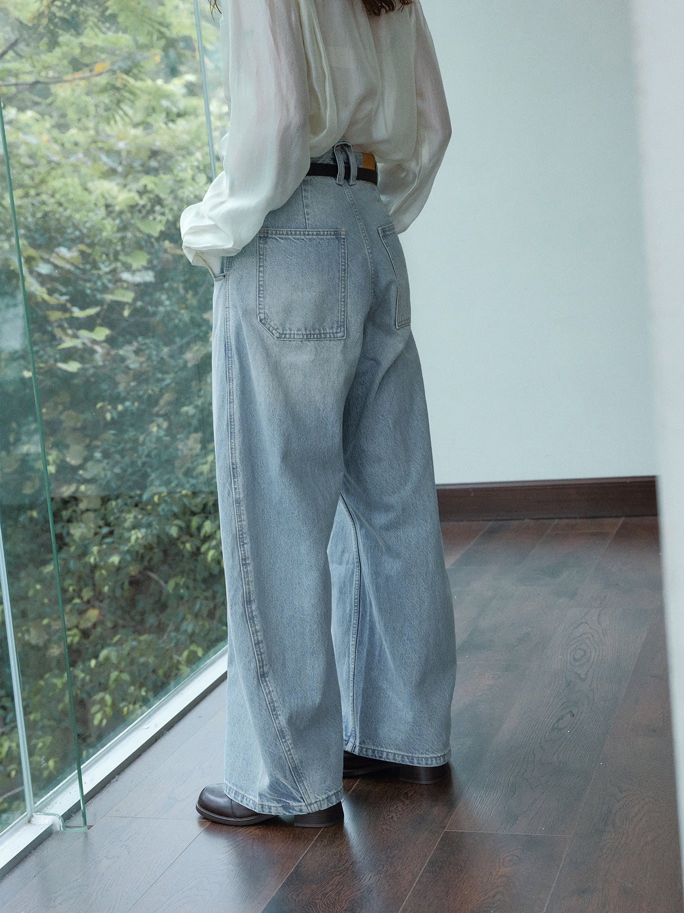 カーヴィーシルエットデニムパンツ
