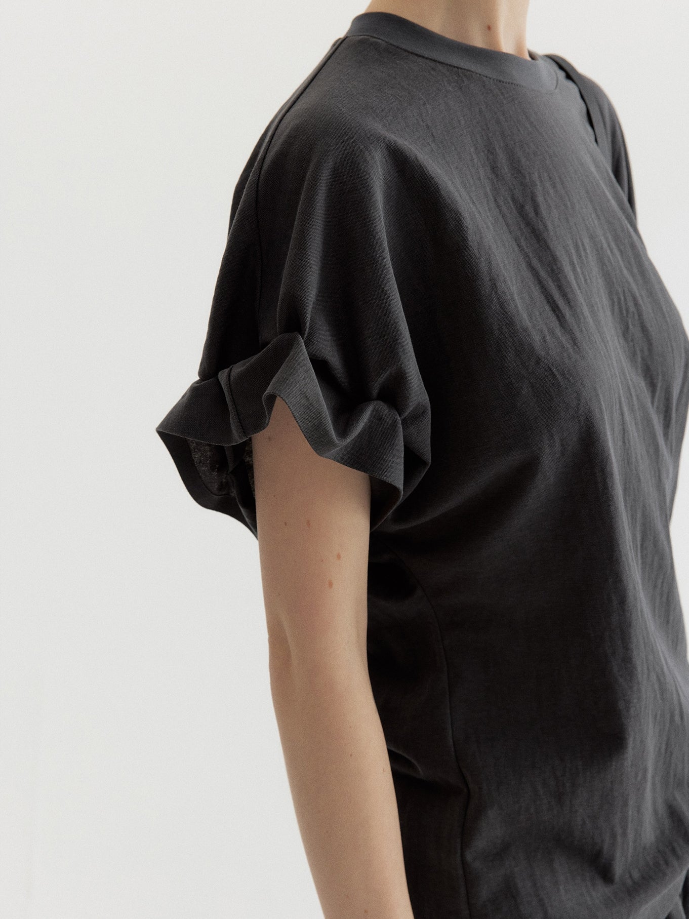 リネン混フリルスリーブドロップショルダーTシャツ
