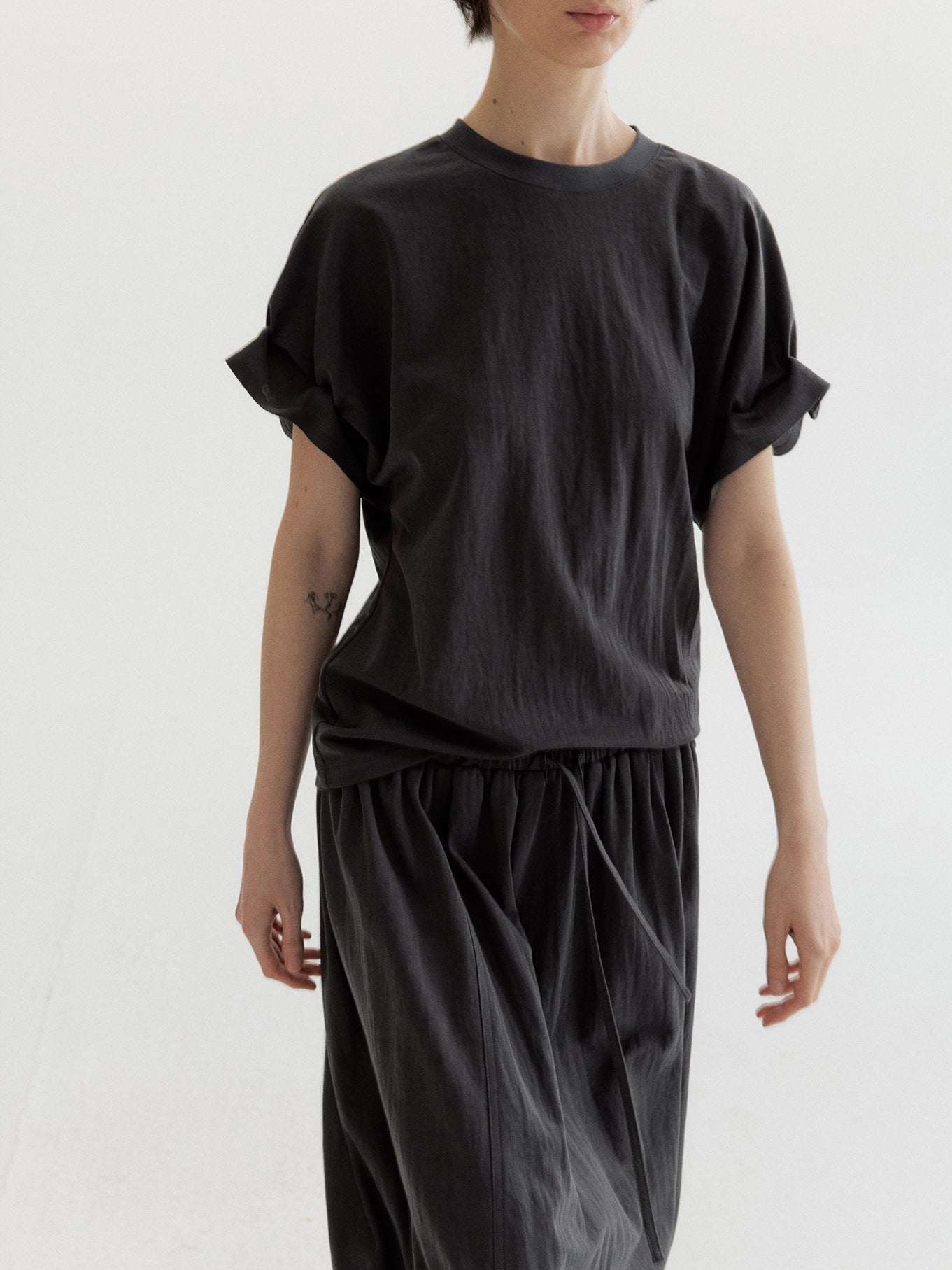 リネン混フリルスリーブドロップショルダーTシャツ